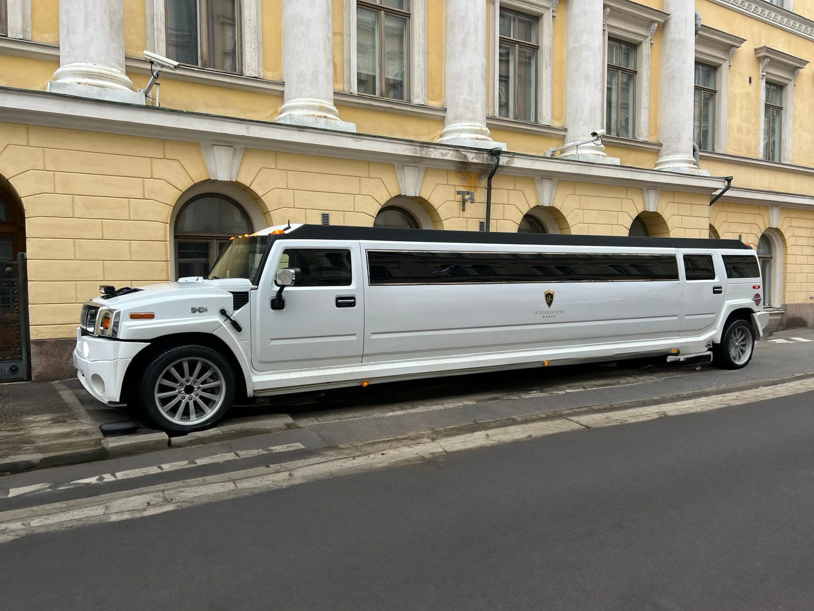 Hummer H2 -limusiini