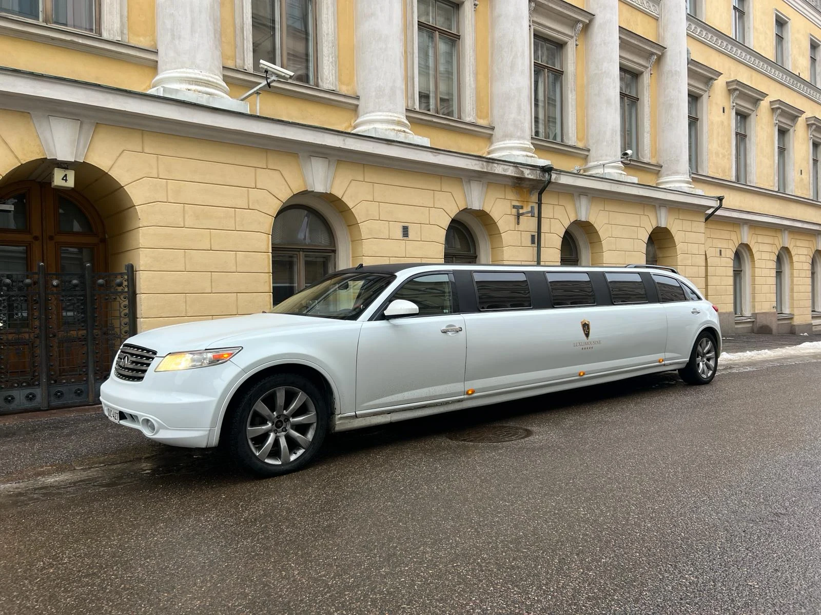 Infiniti FX45 -limusiini