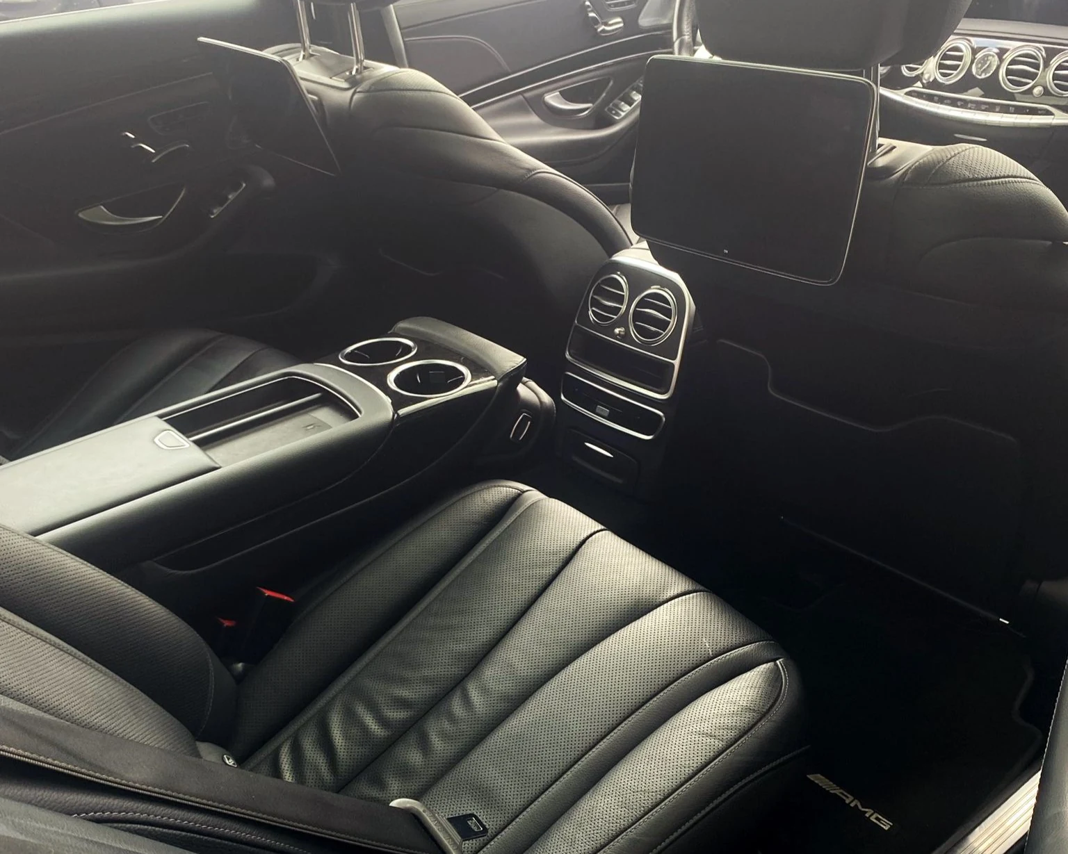 Mercedes-Benz S-Class musta sisustus