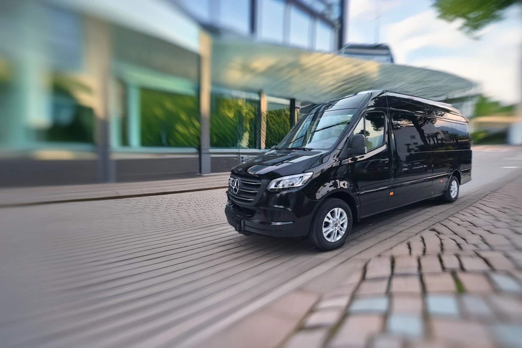 Mercedes-Benz VIP Sprinter ulkoa toisesta kuvakulmasta